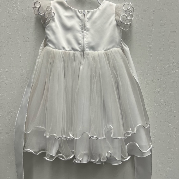 Adorablee white dress perfect for special occasion
size L, fits 12-18 month old - Picture 6 of 9